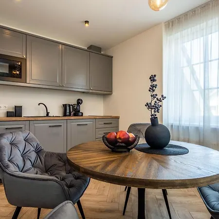 Smelynas Boutique & *