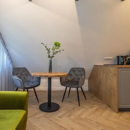 Smelynas Boutique & *