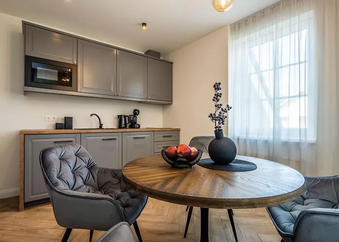 Smelynas Boutique & *