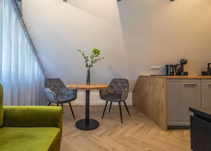 Smelynas Boutique & *